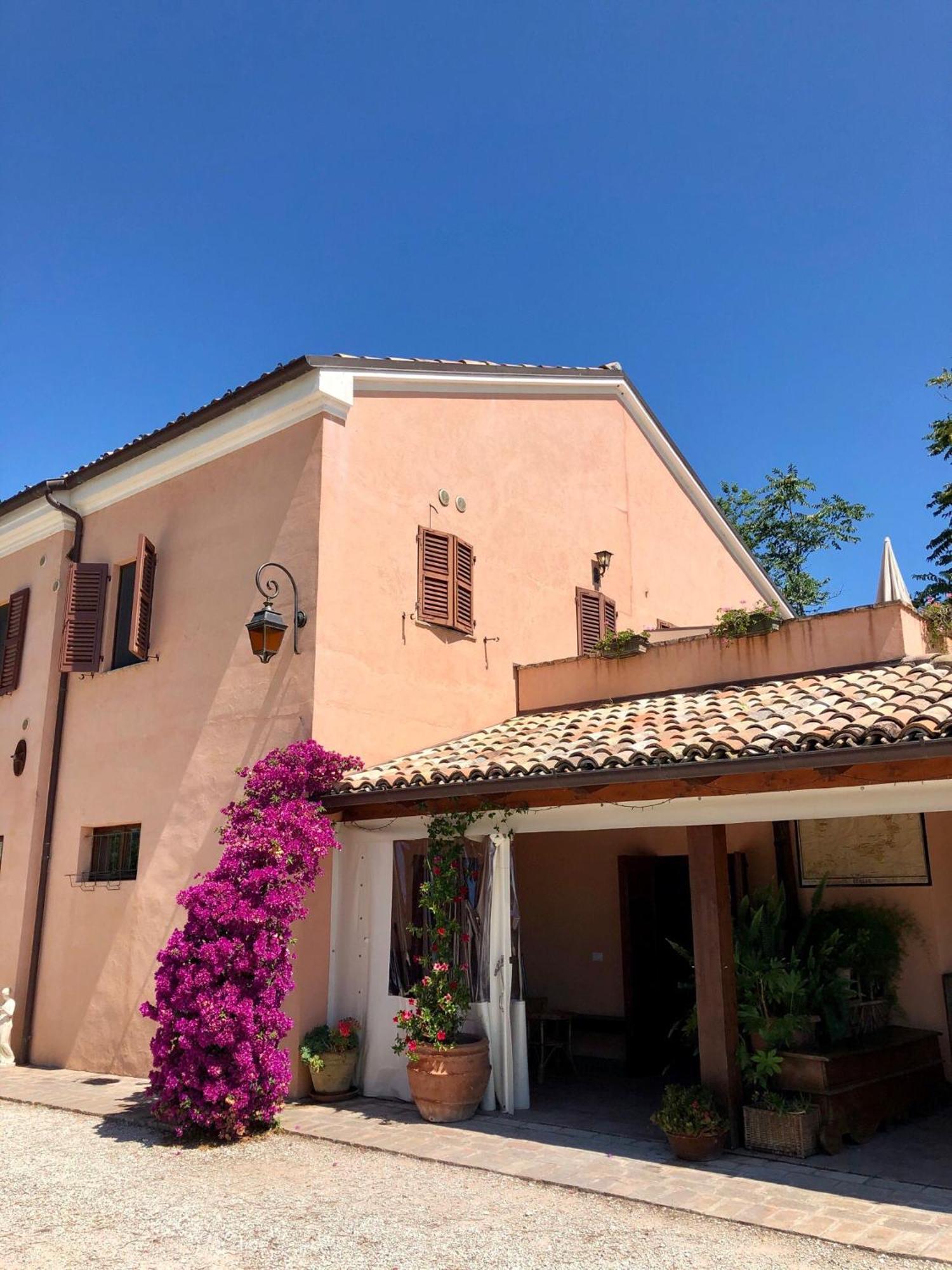 Appartamento Fronte Piscina Montemarciano Exterior photo